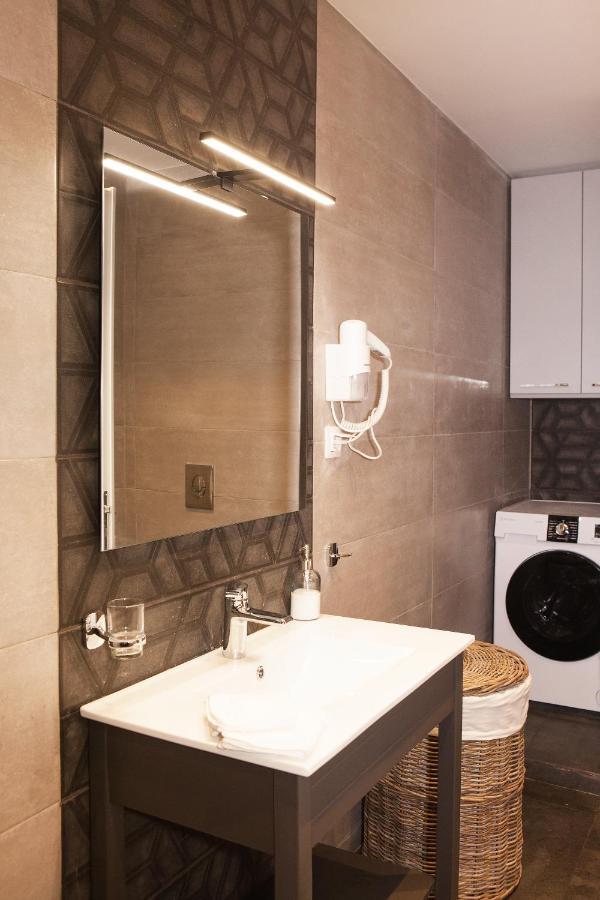 Central Comfy Modern Flat 2 Bedrooms 2 Bathrooms أثينا المظهر الخارجي الصورة